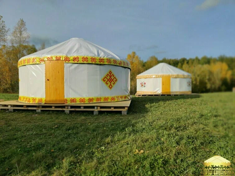 Юрты для глэмпинга в поле